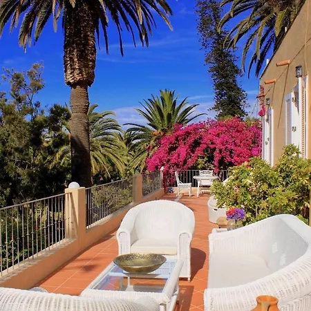 Detached With Garden, Heated And Private Pool, Sea View, Parking Free Willa